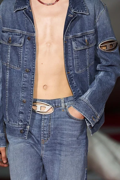 Look 99